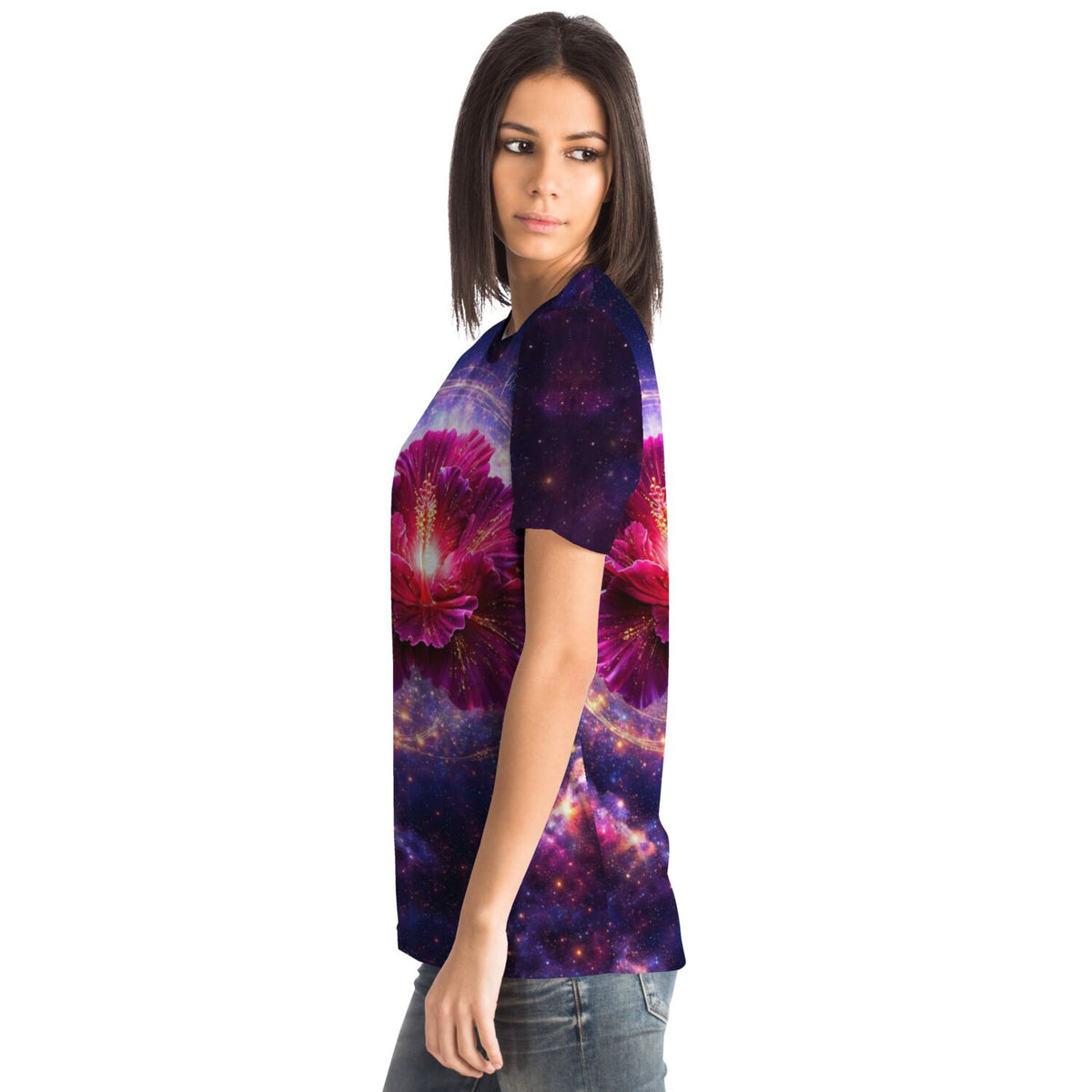 Frau trägt Dreamer T-Shirt mit leuchtendem Blumen- und Galaxie-Motiv im Stil von Diamond Painting und Malen nach Zahlen