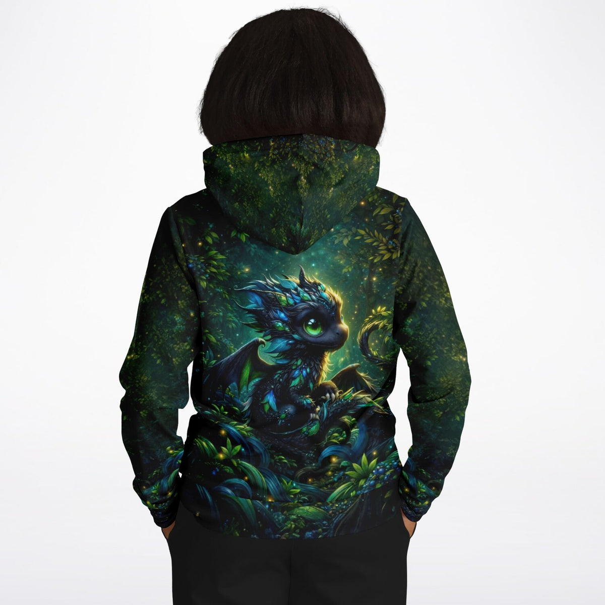 Dreamer Hoodie mit Drago-Motiv: kleiner Drache im magischen Wald als hochwertiger Allover-Print.