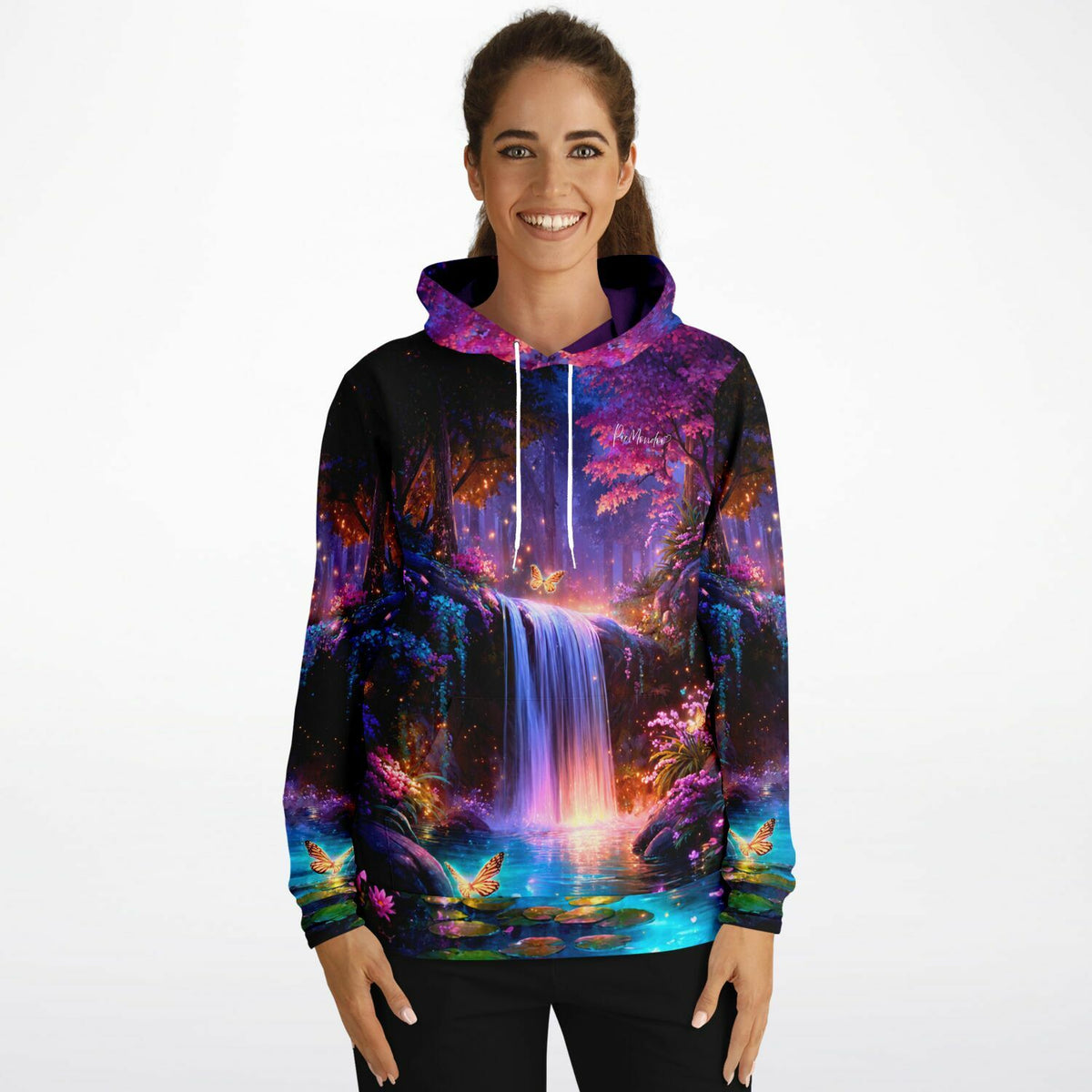 Frau trägt Dreamer Hoodie mit Hain der erwachten Farben Design, inspiriert von Diamond Painting und Malen nach Zahlen