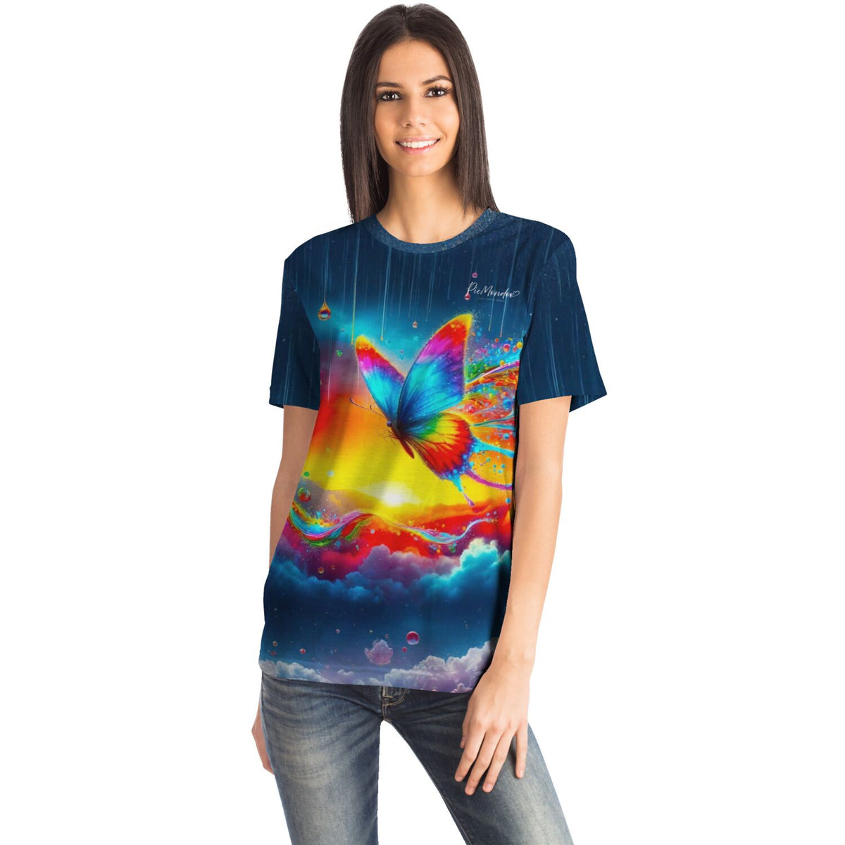 Frau trägt Dreamer T-Shirt mit buntem Regenbogen-Schmetterling im Stil von Diamond Painting und Malen nach Zahlen Motiven