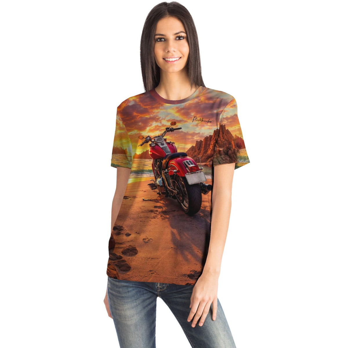 Frau trägt Dreamer T-Shirt mit rotem Motorrad am Strand bei Sonnenuntergang, passend zu Diamond Painting Motiven