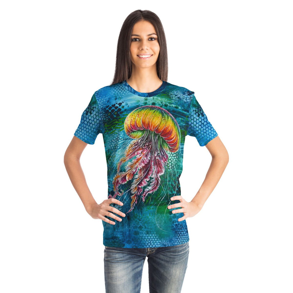 Frau trägt blaues Medusa Solaris T-Shirt mit buntem Quallen-Motiv im Stil von Malen nach Zahlen und Diamond Painting