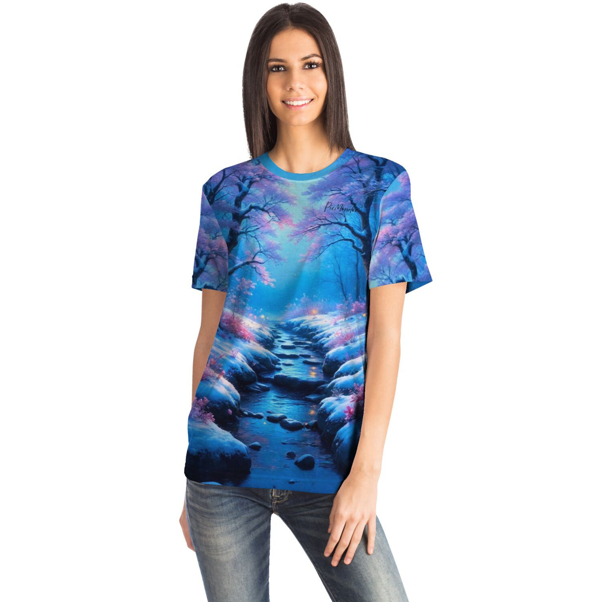 Frau trägt ein T-Shirt mit Fluss der Träume Motiv, inspiriert durch Diamond Painting und Malen nach Zahlen Designs