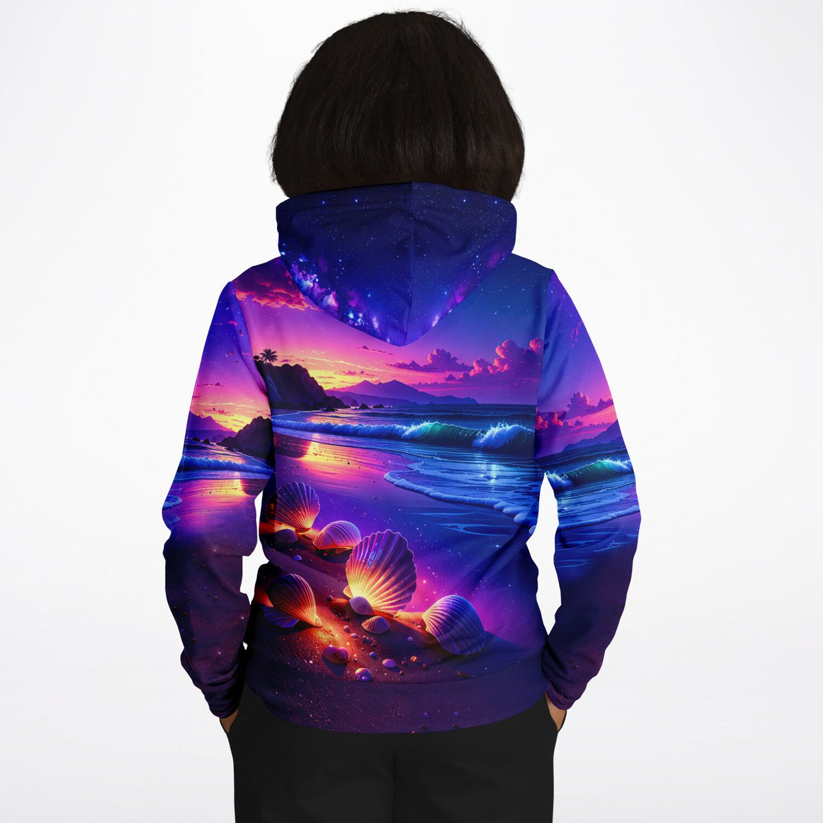 Dreamer Hoodie mit leuchtendem Wunschmuscheln-Motiv, Strand bei Sonnenuntergang und Sternenhimmel im AOP-Design