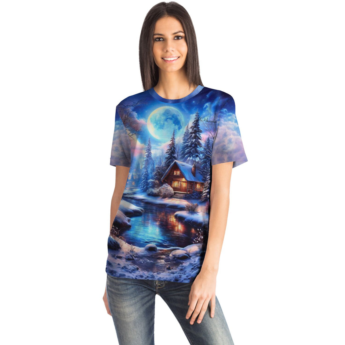 Frau trägt ein T-Shirt mit Diamond Painting Motiv Zuflucht im Silberlicht, ein leuchtendes Winter-Nachtbild mit Blockhaus.