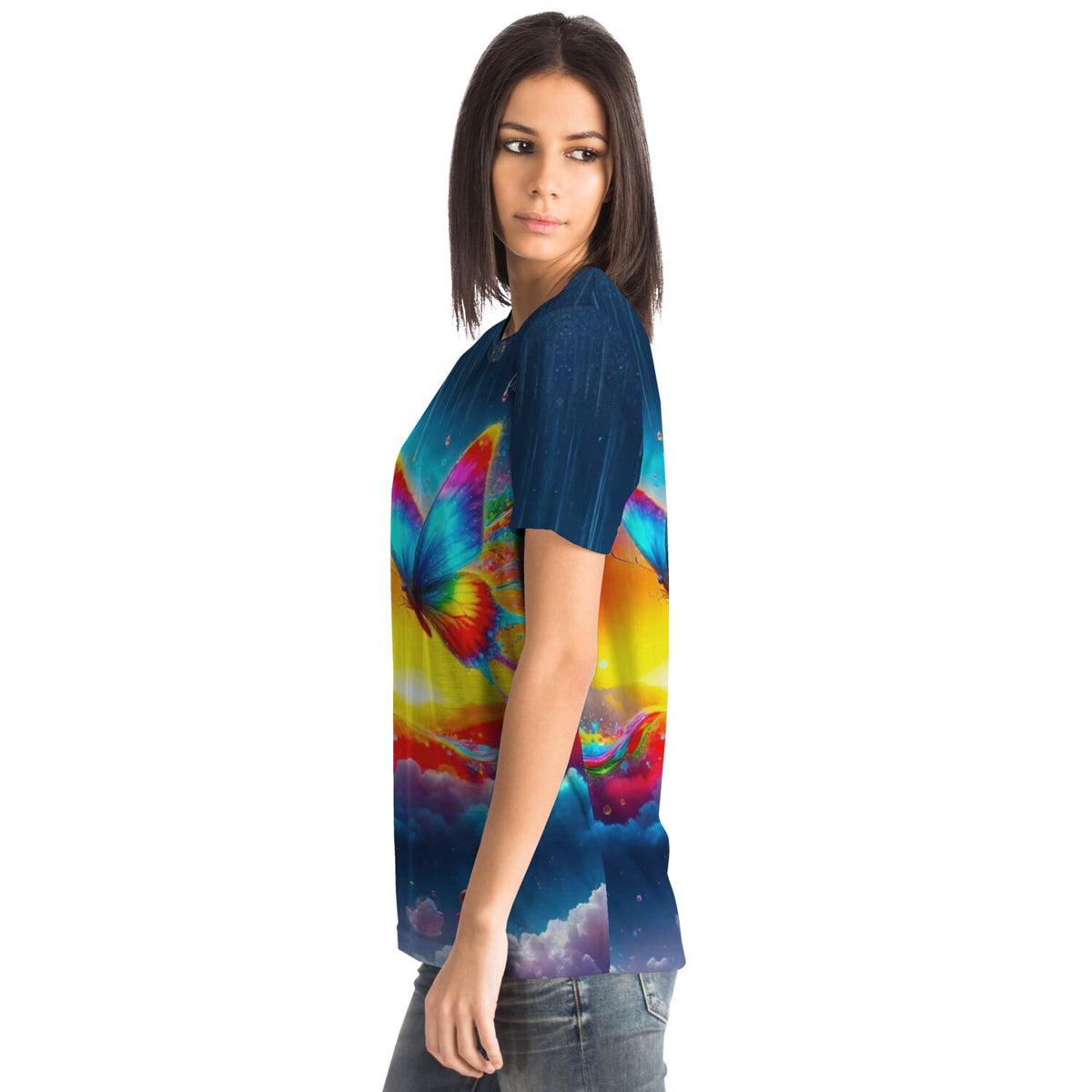 Frau trägt Dreamer T-Shirt mit buntem Schmetterling im Regenbogenfluss Design, passend zu Diamond Painting Motiven
