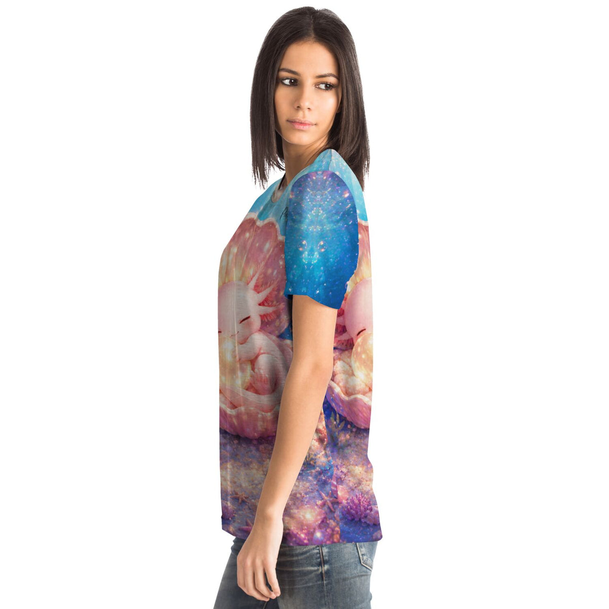 Frau trägt Dreamer T-Shirt mit buntem Axolotl Little Hugs Motiv im Stil unserer Diamond Painting und Malen nach Zahlen Sets