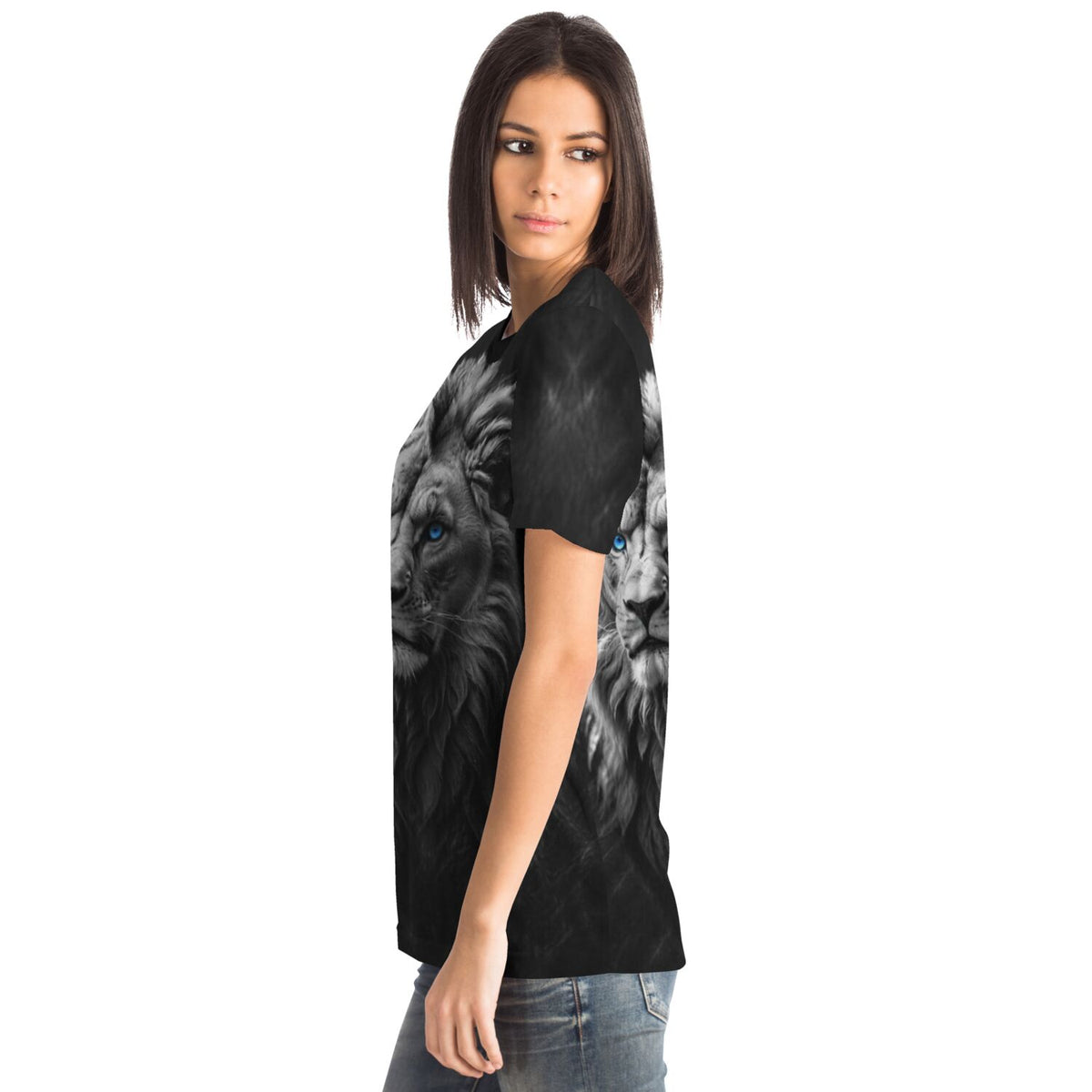 Frau trägt schwarzes T-Shirt mit detailreichem Löwen-Motiv und strahlend blauen Augen im stylischen Design