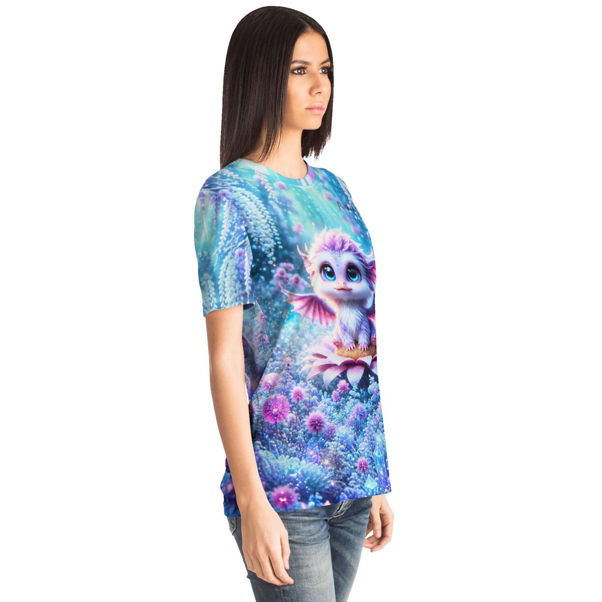 Frau trägt ein T-Shirt mit mystischem Elun-Drachen Motiv, inspiriert von unseren Diamond Painting und Malen nach Zahlen Sets