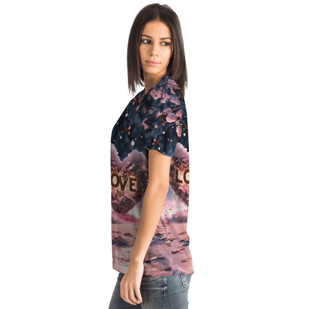 Frau trägt Dreamer T-Shirt mit romantischem LOVE-Herz-Motiv in rosa-blauer Optik, perfekt für DIY- und Kunst-Fans.