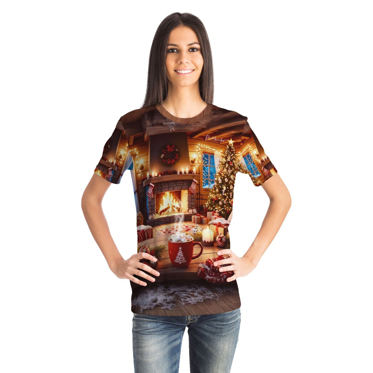 Frau trägt ein T-Shirt mit weihnachtlichem Diamond Painting Wohnzimmer-Motiv inkl. Kamin, Weihnachtsbaum und Kakao-Tasse