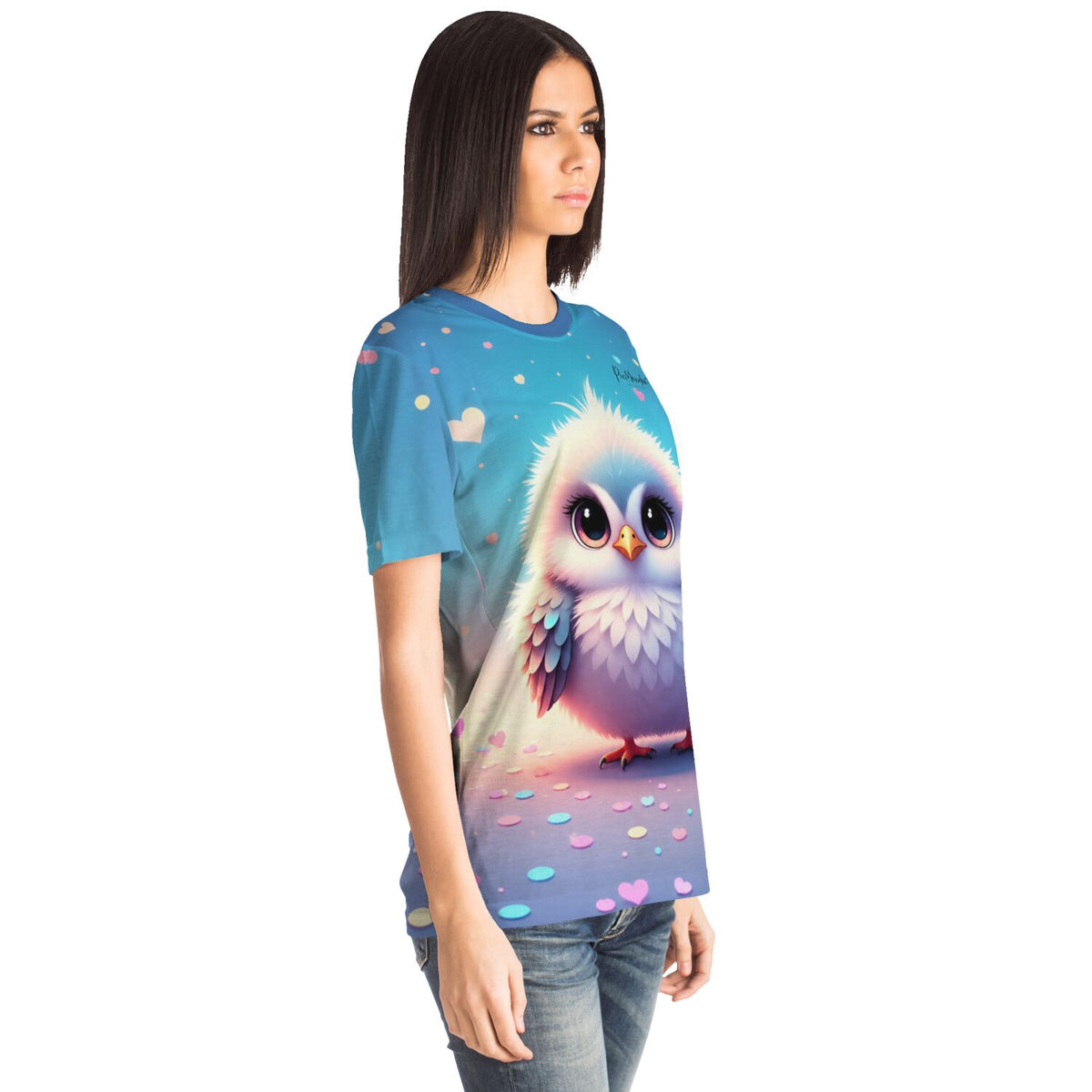 Frau trägt blaues T-Shirt mit flauschigem Eulen-Motiv im Stil unserer Diamond Painting und Malen nach Zahlen Kollektion
