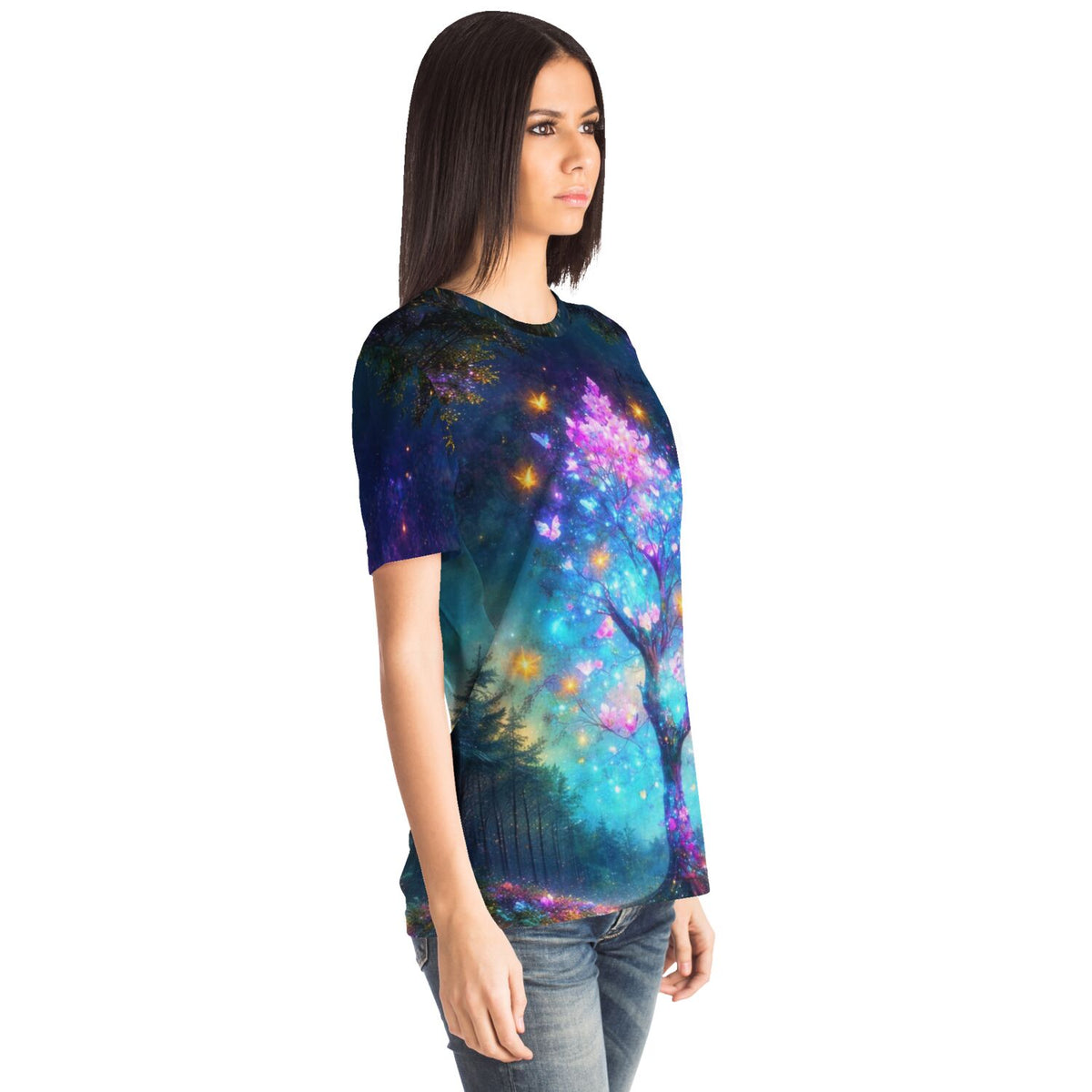 Frau trägt T-Shirt mit farbenfrohem Schmetterlingsbaum Motiv im Stil von Diamond Painting und Malen nach Zahlen Designs