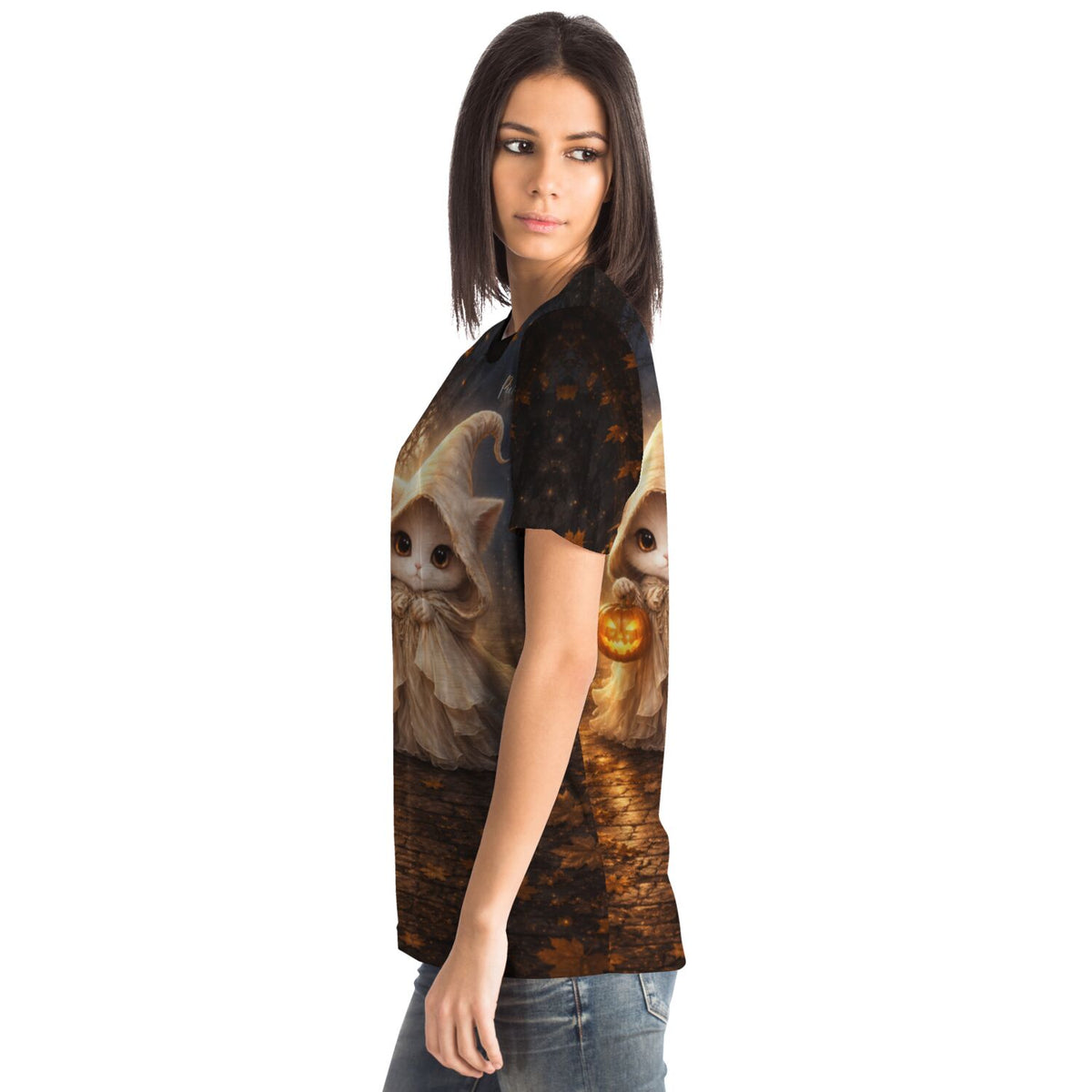 Frau trägt ein T-Shirt mit Katzen im Halloween-Kostüm Design als künstlerisches Motiv für DIY-Fans