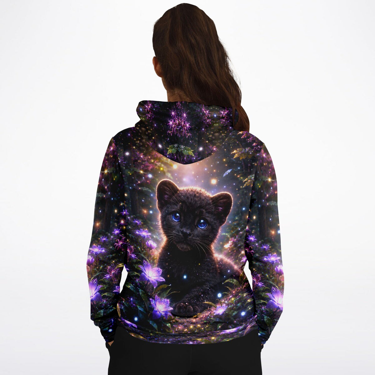 Dreamer Hoodie mit magischem Panther-Motiv, inspiriert von Diamond Painting Kunst in leuchtenden Lila- und Blautönen.