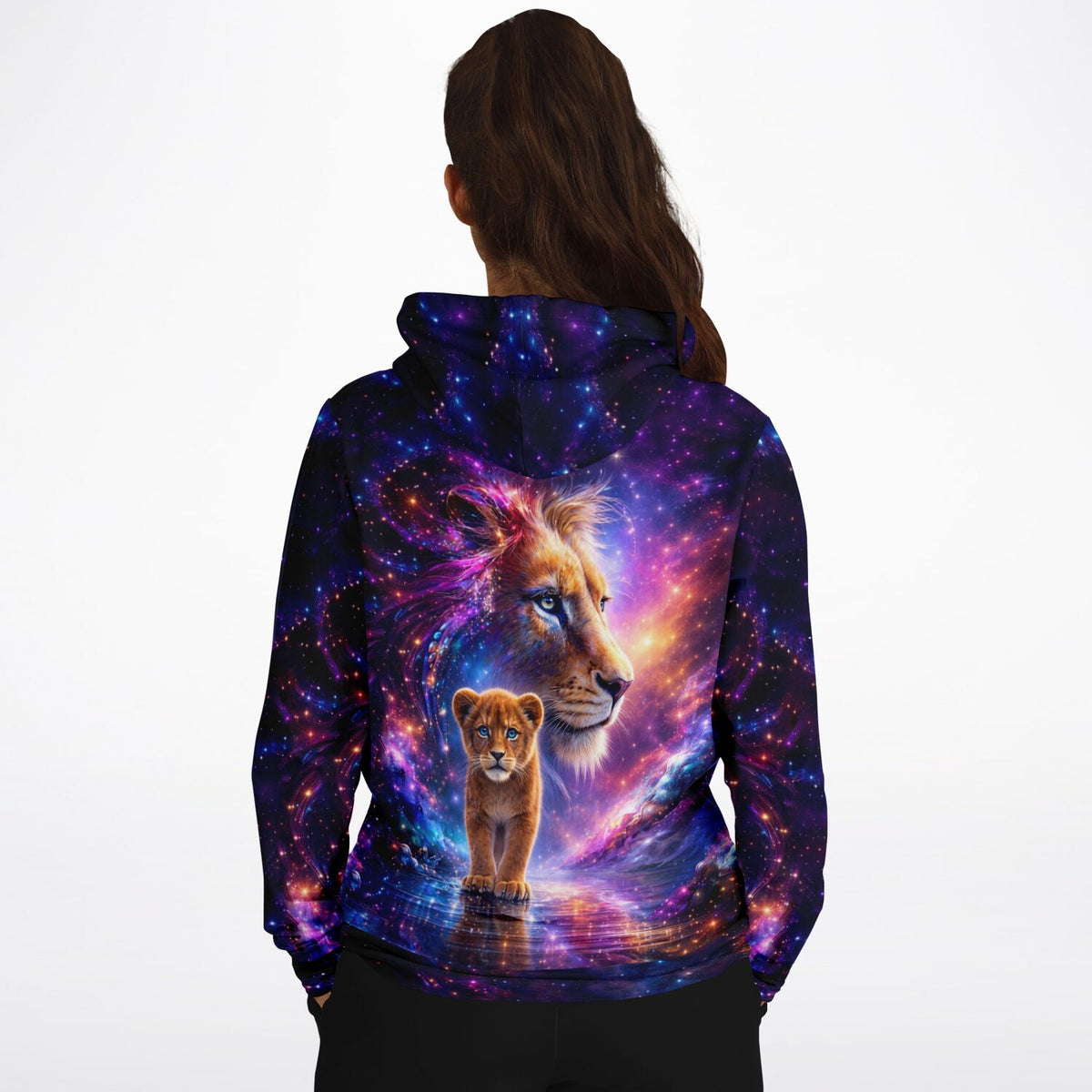 Dreamer Hoodie mit Löwen-Motiv vor galaktischem Hintergrund, der auch als Malen nach Zahlen oder Diamond Painting wirkt.