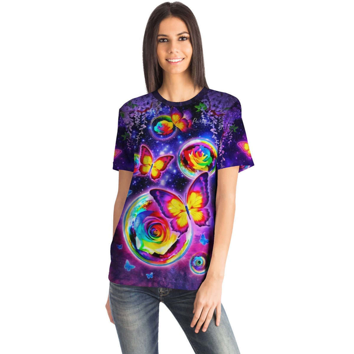 Frau trägt T-Shirt mit buntem Diamond Painting Motiv: Schmetterlingstanz mit leuchtenden Rosen im nächtlichen Mondschein