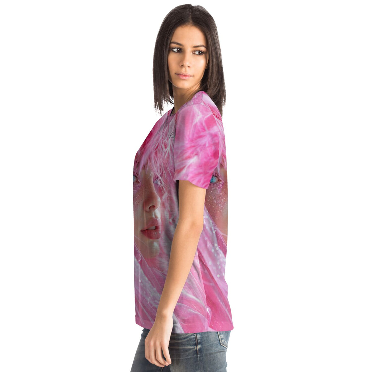Frau trägt ein rosa Dreamer T-Shirt mit künstlerischem Motiv im Stil von Diamond Painting und Malen nach Zahlen Designs