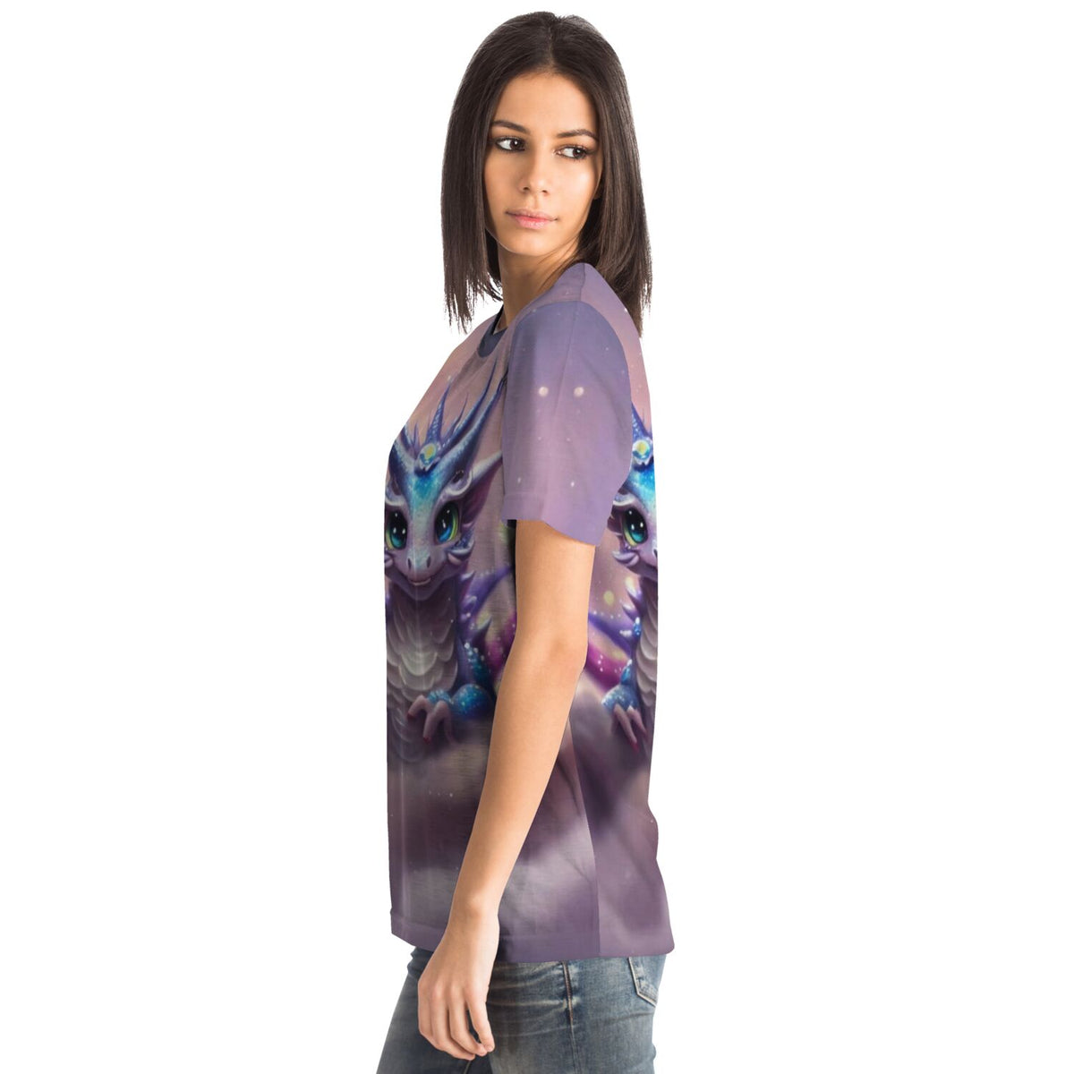 Frau trägt Dreamer T-Shirt mit buntem, süßem Drachen-Motiv in Diamond Painting und Malen nach Zahlen Optik