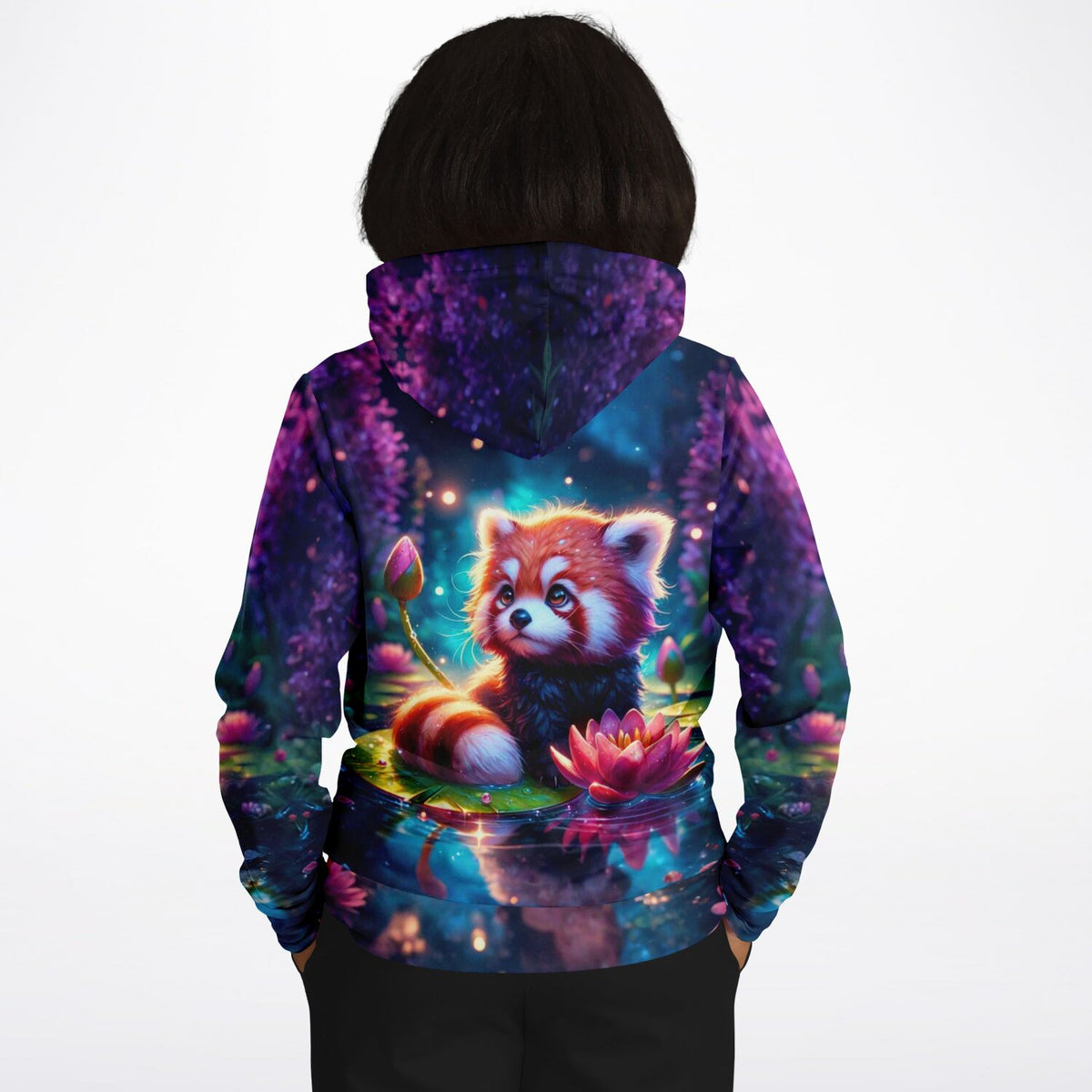 Dreamer Hoodie mit niedlichem Roten Panda Motiv auf einem Seerosen-Teich im magischen violetten Wald