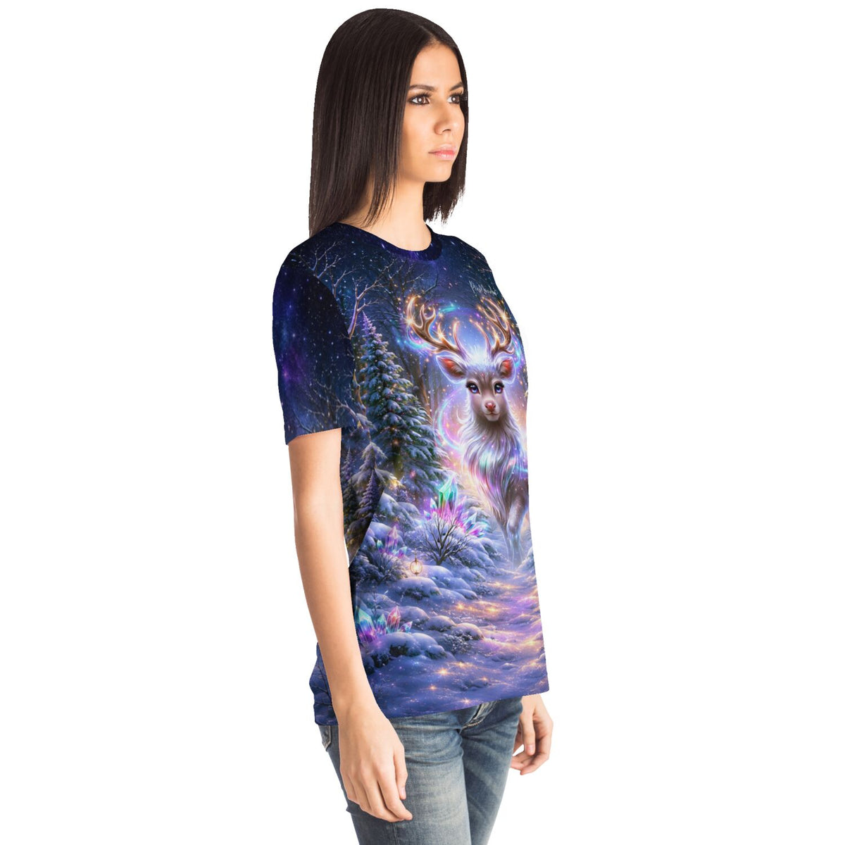 Frau trägt Dreamer T-Shirt mit Magie des Winterwaldes Motiv, ideal für Fans von Diamond Painting und Malen nach Zahlen