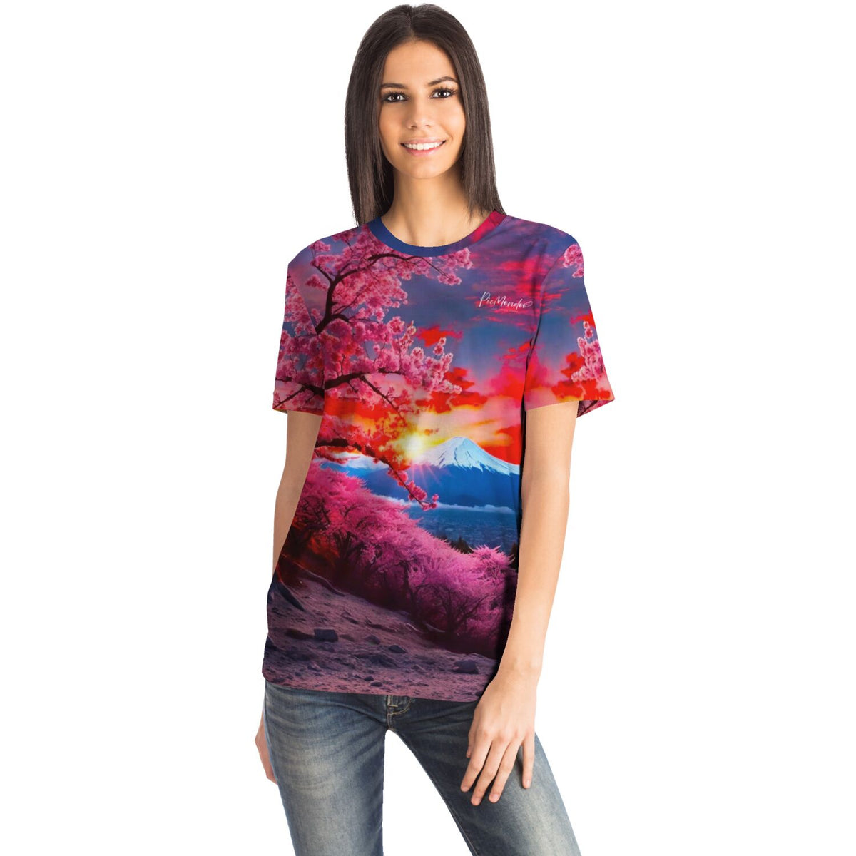 Frau trägt Dreamer T-Shirt mit Diamond Painting Motiv: Kirschblüten, Berg-Landschaft und Sonnenuntergang in Pink-Tönen.