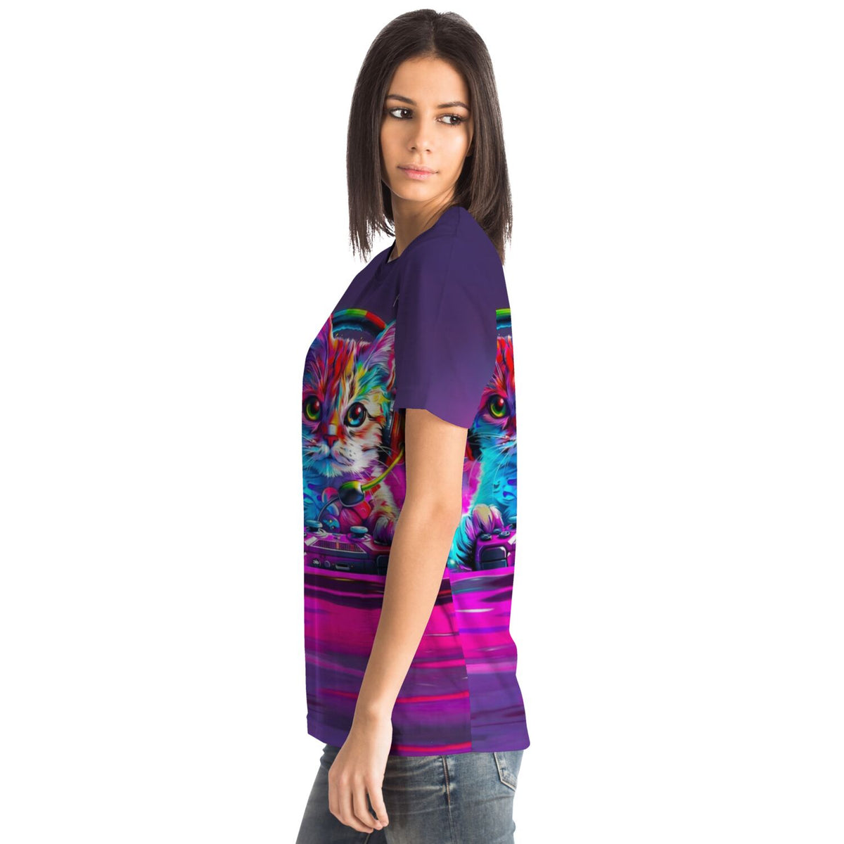 Frau trägt T-Shirt mit buntem Gaming-Katzen Motiv in leuchtenden Farben, ähnlich beliebter Diamond Painting Designs.