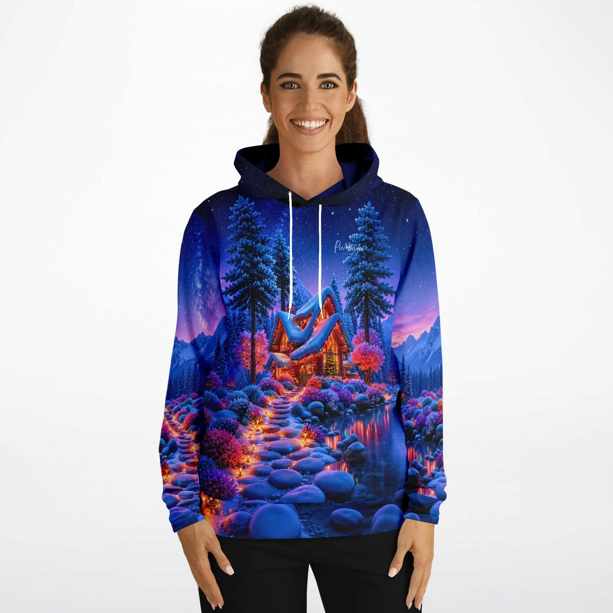 Frau trägt Dreamer Hoodie mit weihnachtlichem Lichterwald-Motiv, inspiriert von Diamond Painting und Malen nach Zahlen Designs