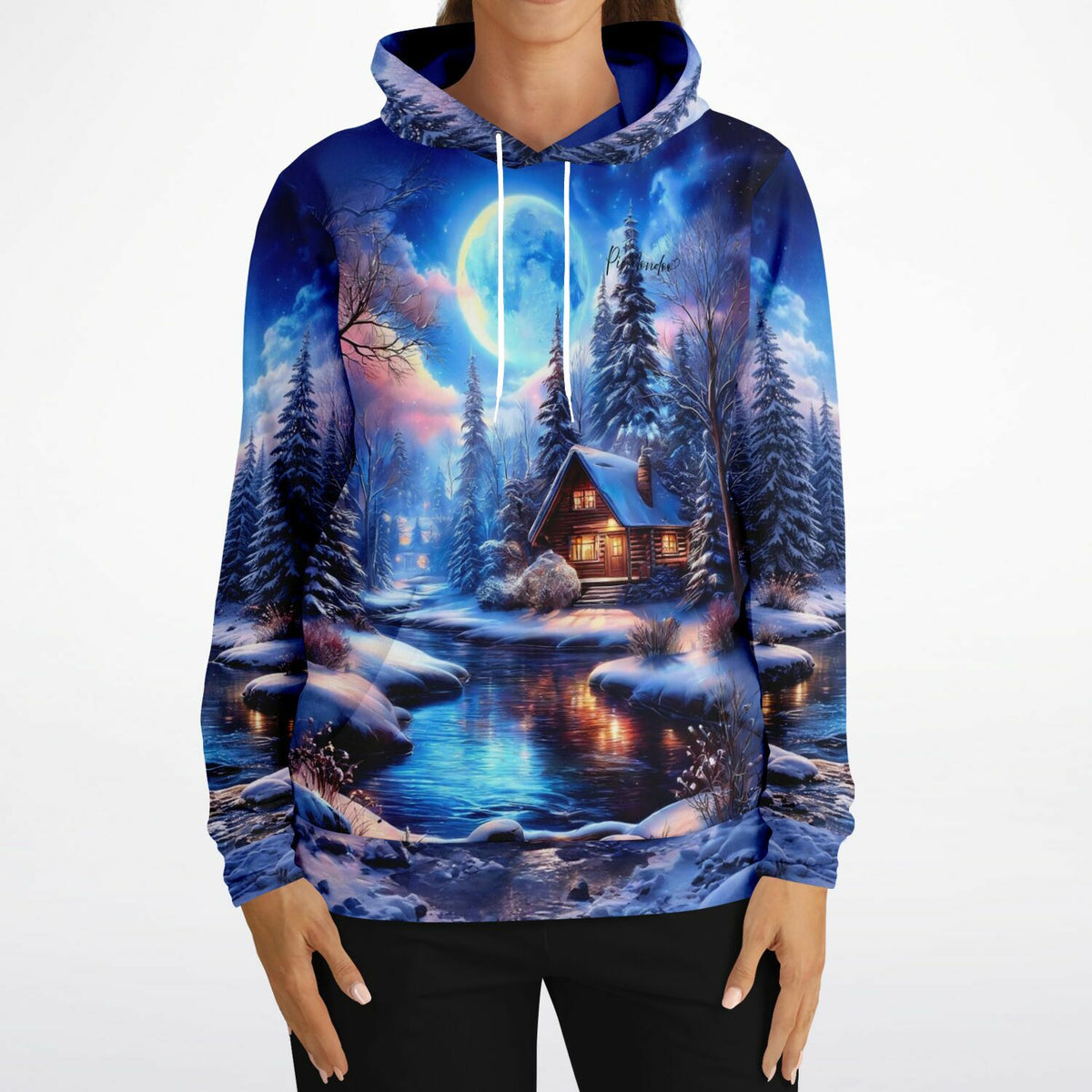 Dreamer Hoodie Zuflucht im Silberlicht mit nächtlicher Winterlandschaft, Vollmond und beleuchteter Holzhütte