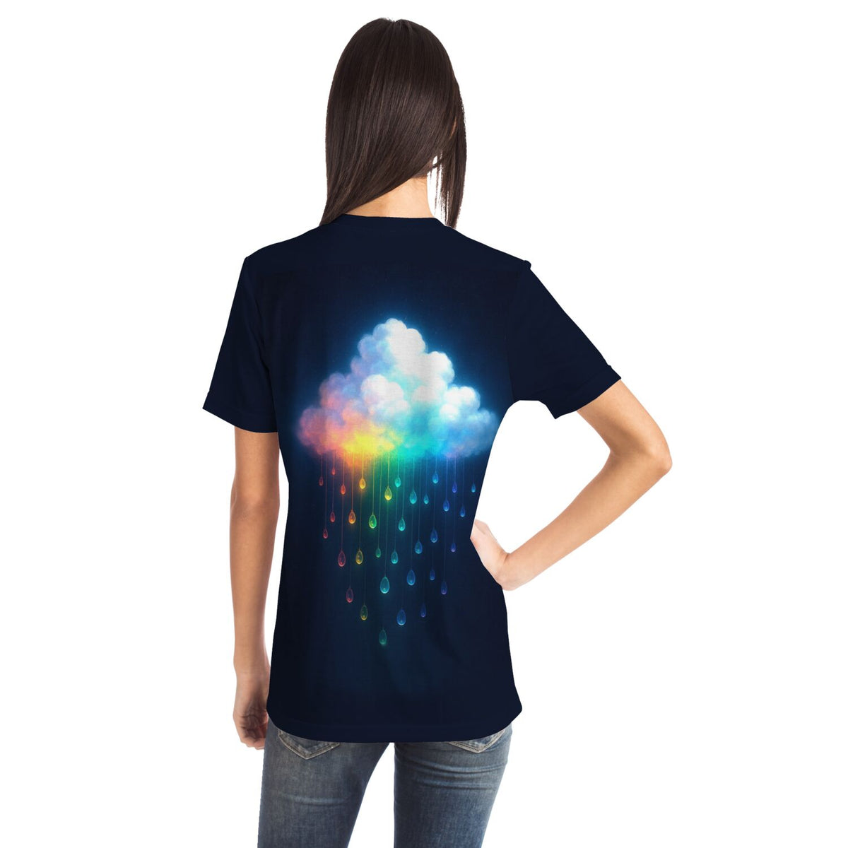 Schwarzes T-Shirt mit leuchtendem Regenbogenwolken-Motiv, inspiriert durch Diamond Painting Kunst und kreative DIY-Styles.