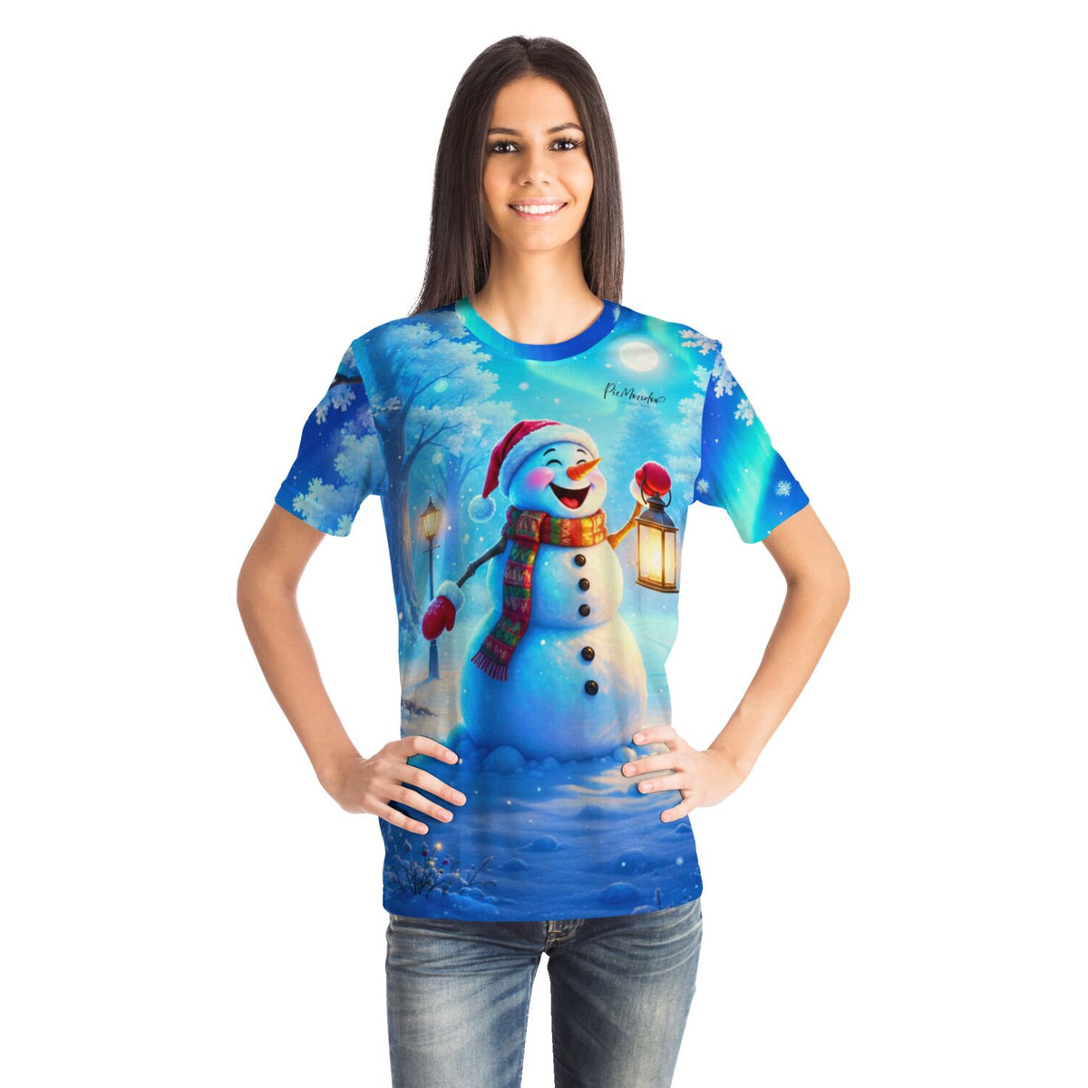 Frau trägt blaues T-Shirt mit Schneemann-Motiv, perfekt für Fans von Diamond Painting und Malen nach Zahlen