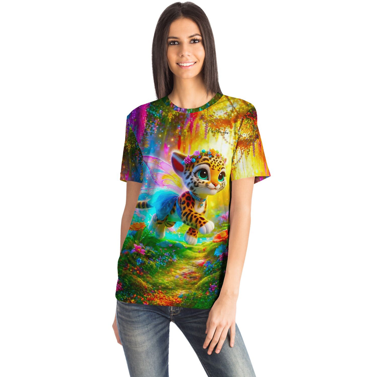 Frau trägt buntes T-Shirt mit Finja der kleinen Tigerfee Motiv, bekannt aus Diamond Painting und Malen nach Zahlen Sets