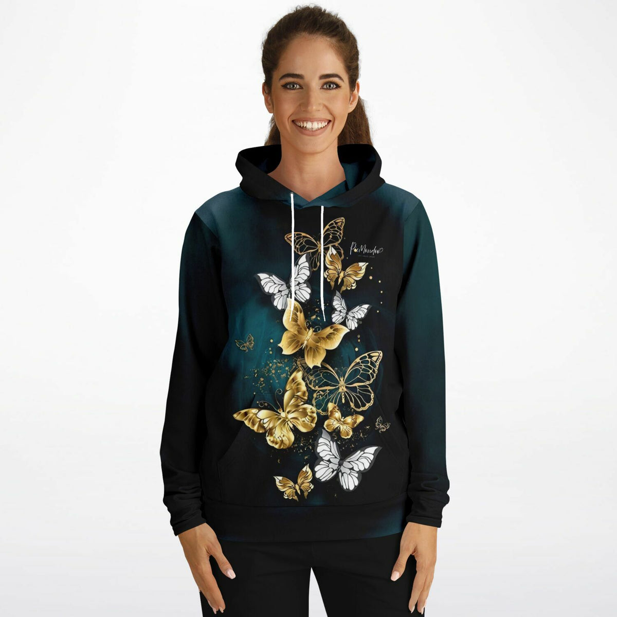 Frau trägt Hoodie mit goldenen Schmetterling-Motiven im Stil moderner Diamond Painting und Malen nach Zahlen Kunst