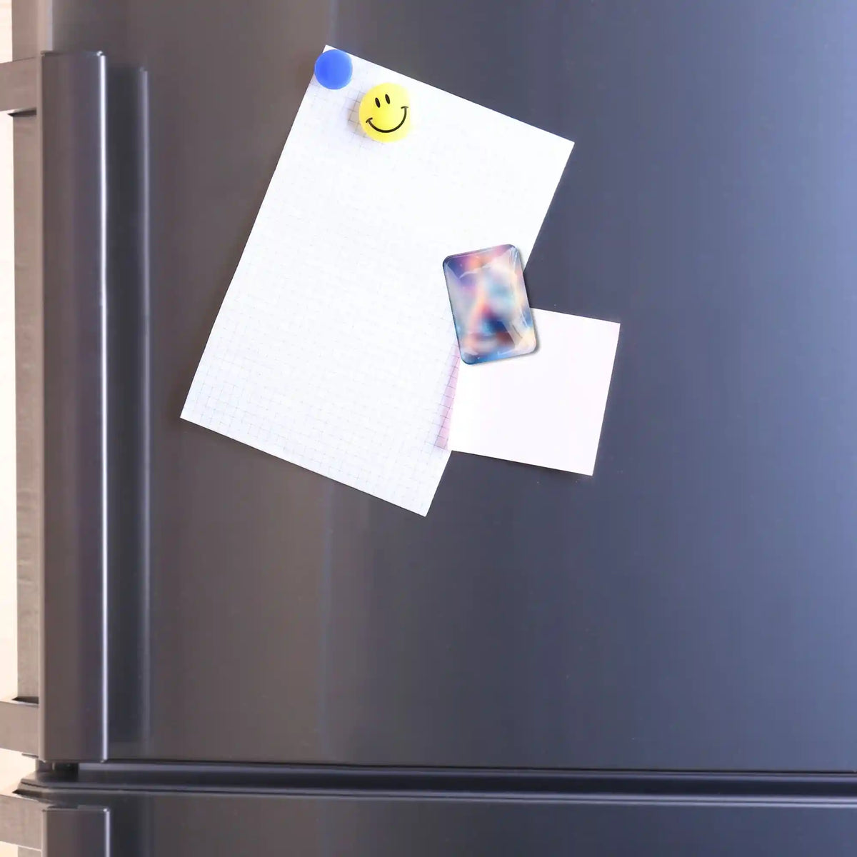Magischer Coverminder aus Glas als praktisches Zubehör für Diamond Painting auf einem Kühlschrank fixiert