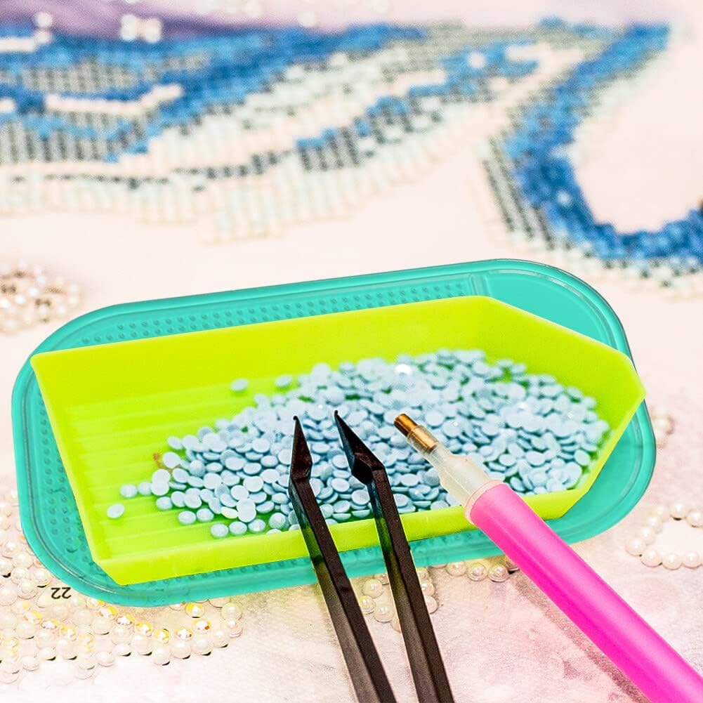 Diamond Painting Antirutsch Unterlage mit Schiffchen, Stift und Glitzersteinen für sicheres Arbeiten am Bastelprojekt.