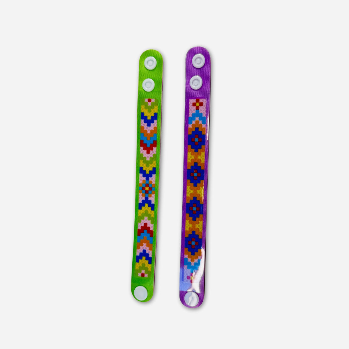 Zwei bunte Diamond Painting Armbänder mit geometrischen Mustern als kreatives DIY Zubehör zum Selbermachen