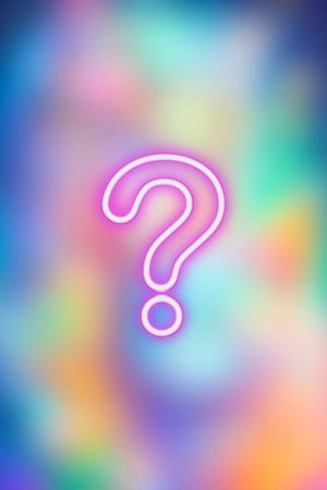 Mystery Diamond Painting Set mit leuchtendem Fragezeichen auf buntem, verschwommenem Hintergrund für kreative Bastler
