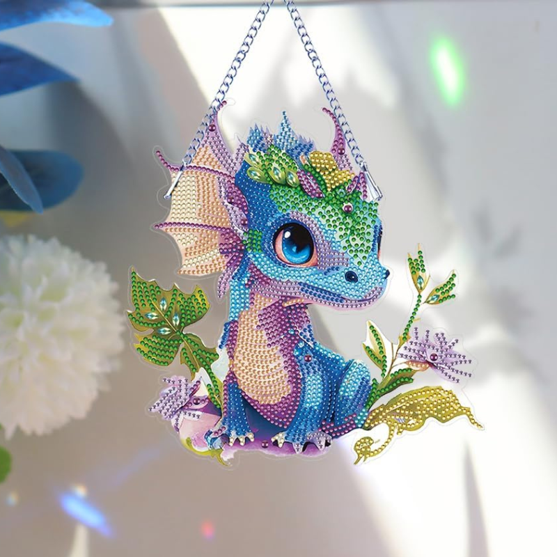 Bunter Diamond Painting Aufhänger als niedlicher Babydrache mit Glitzersteinen als dekorativer Wandschmuck