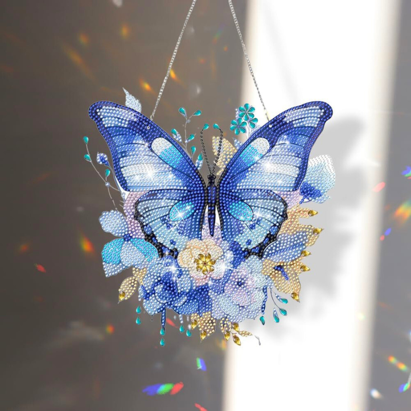 Glitzernder Diamond Painting Aufhänger als blauer Schmetterling mit Blumen als stilvolle Wanddekoration für Zuhause