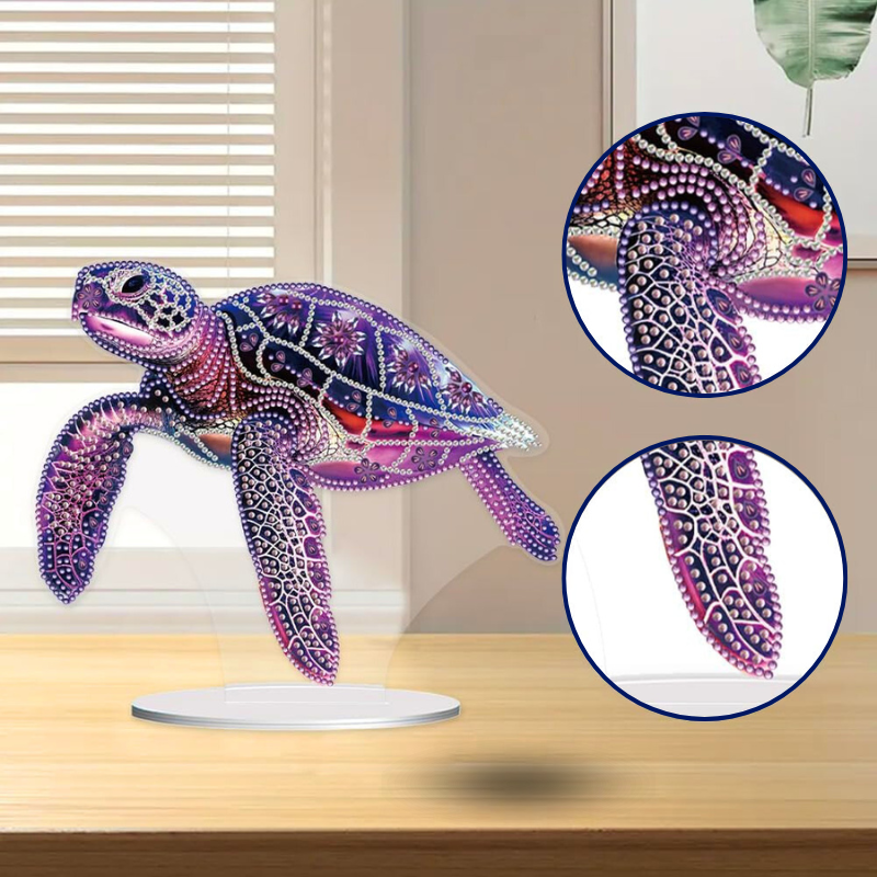 Diamond Painting Aufsteller Purple Turtle als dekorative Schildkröte mit glitzernden Steinen auf einem Tisch