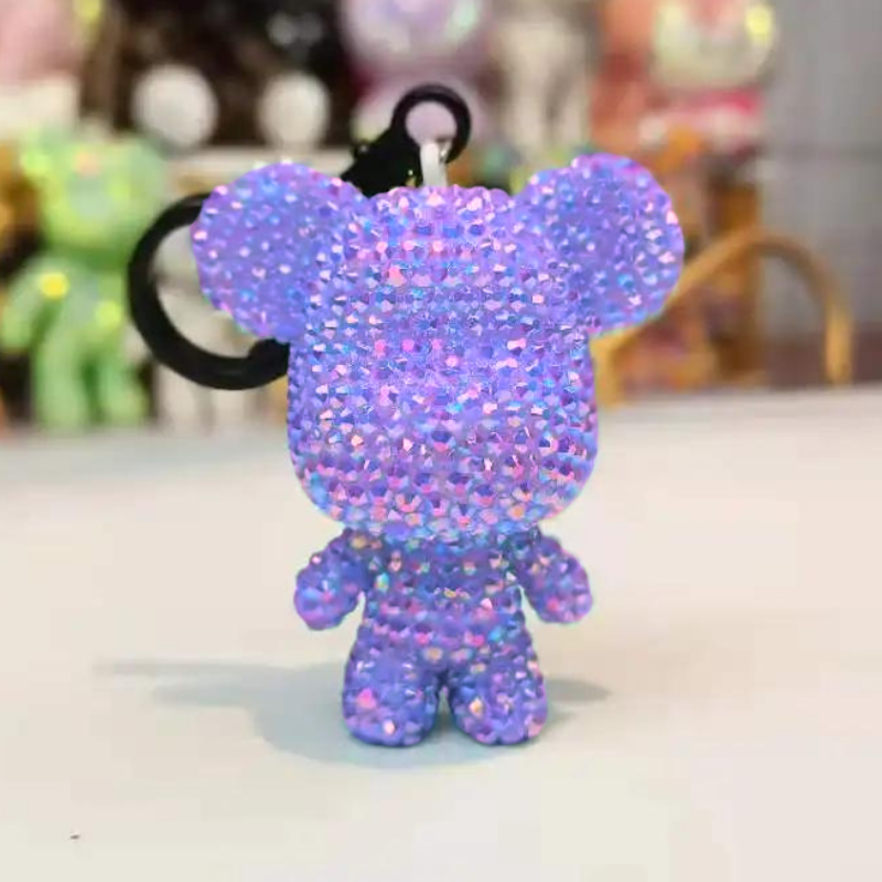 Lila Diamond Painting Schlüsselanhänger als glitzernder Bär mit funkelnden Steinchen für deinen Schlüsselbund