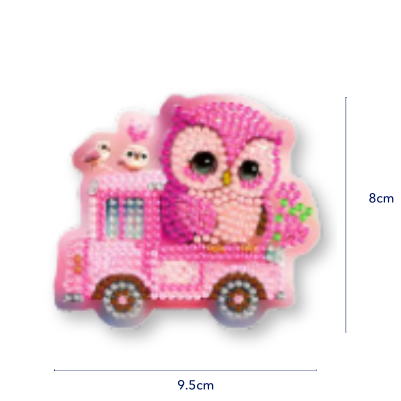 Diamond Painting Kühlschrankmagnet als rosa Eule auf einem bunten Auto mit glitzernden Steinchen