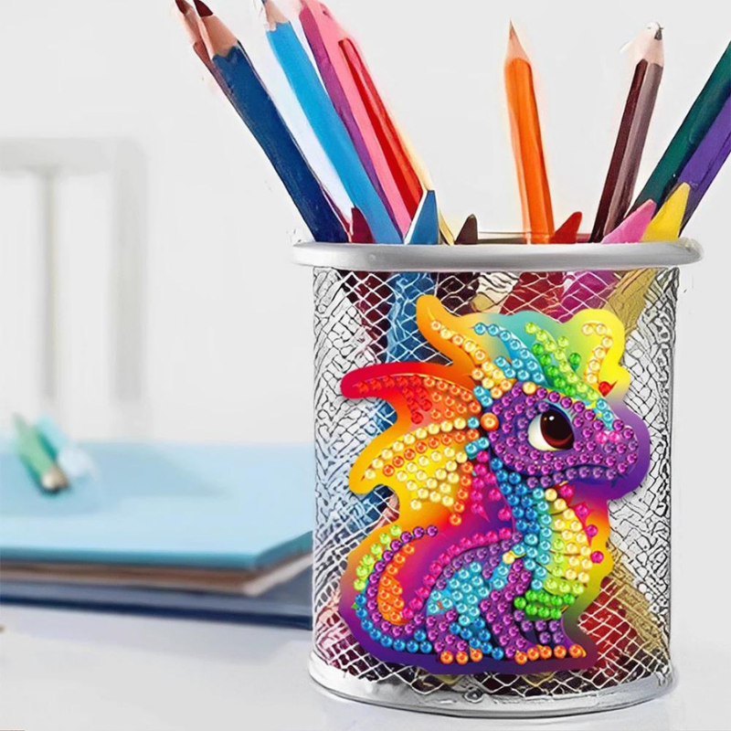 Bunter Diamond Painting Drache als Kühlschrankmagnet auf einem Stiftehalter