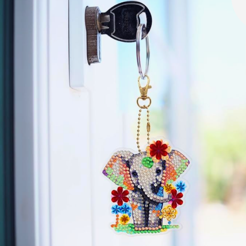 Bunter Diamond Painting Schlüsselanhänger mit süßem Elefanten Motiv, verziert mit glitzernden Steinen am Schlüsselbund.