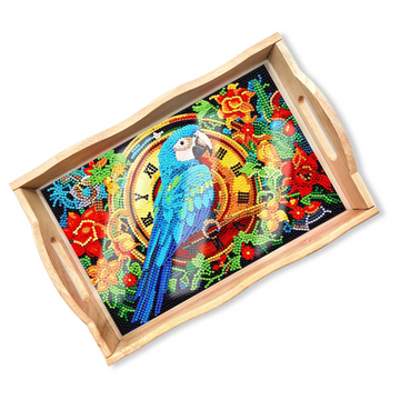 Holz Serviertablett mit buntem Diamanten Painting Motiv: blauer Ara Papagei vor goldener Uhr mit Blumen