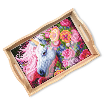 Serviertablett mit fertigem Diamond Painting Motiv: Ein Einhorn umgeben von bunten Blumen und glitzernden Strass-Steinen.