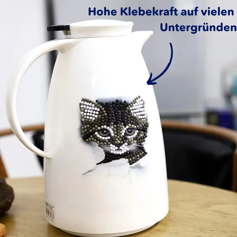 Diamond Painting Sticker Motiv Katze auf einer weißen Isolierkanne durch Glitzersteine verziert