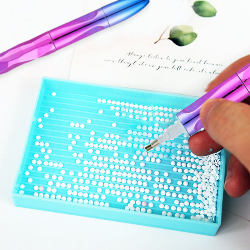 XXL Diamond Painting Stift im Magical Colors Design mit blauer Sortierschale und weißen Diamanten Zubehör