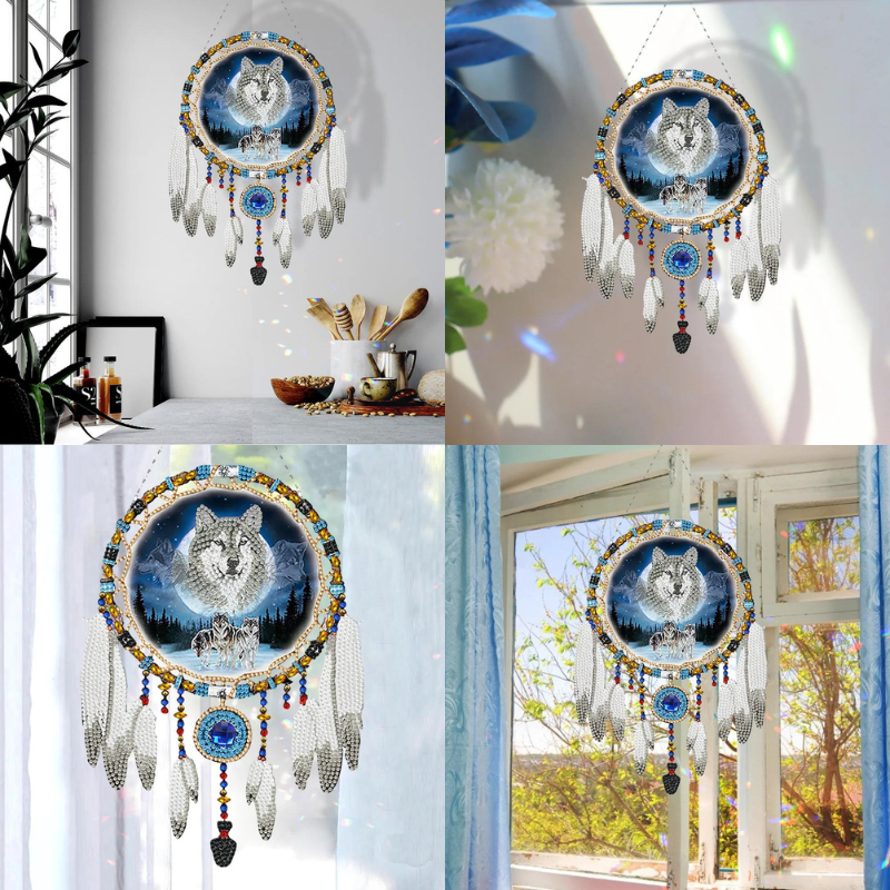 Diamond Painting Traumfänger mit Wolf-Motiv, Sternenhimmel und glitzernden Federn als dekoratives Wandbild.