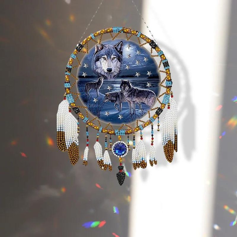 Fertiger Diamond Painting Traumfänger mit Wolfsmotiv, Sternenhimmel und Glitzersteinen als dekorative Wanddekoration.